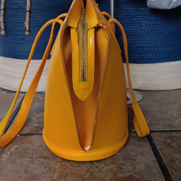 REHAB LOUIS VUITTON YELLOW EPI LEATHER SHOULDERBAG - Picture 3 of 17